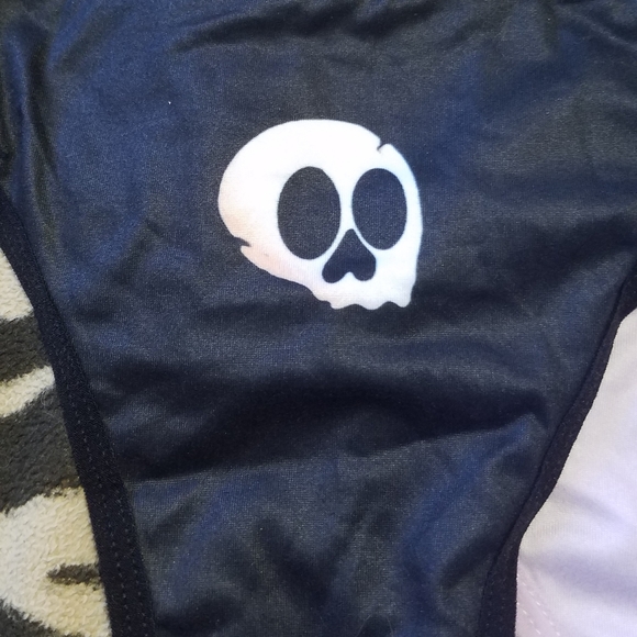 Skull and Mushroom Thongs - Picture 4 of 9